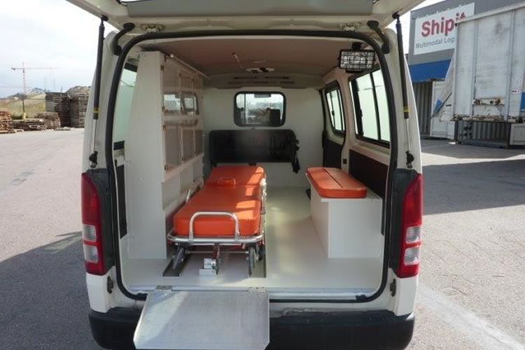 Toyota Hiace converti en ambulance pour l'Afrique - pics 3