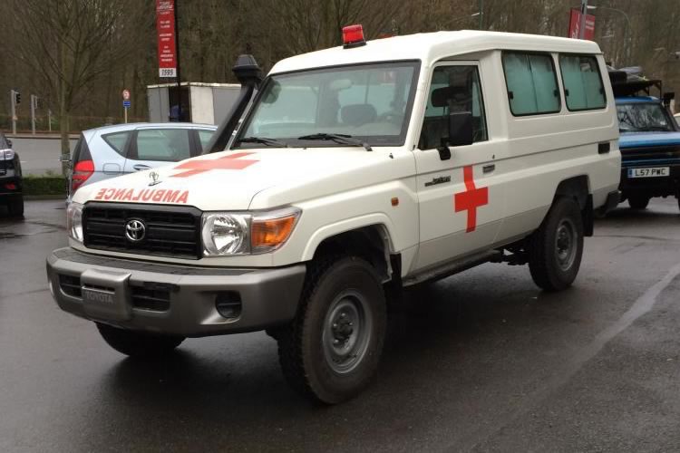Toyota Land Cruiser 78 transfromé en Ambulance pour l'Afrique - pics 1