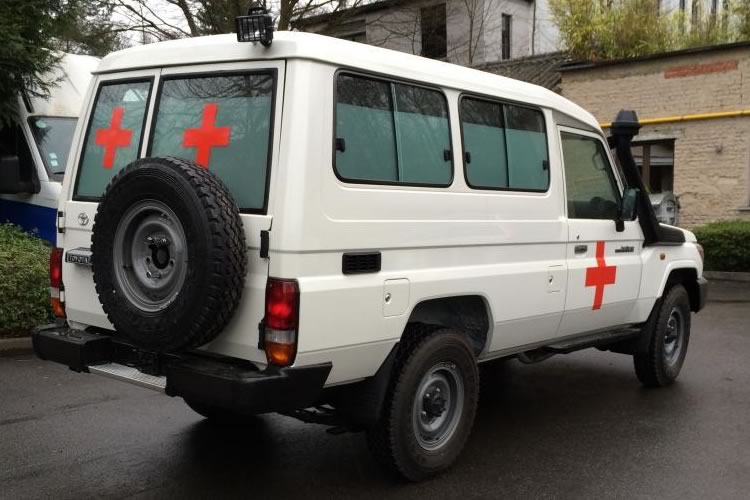 Toyota Land Cruiser 78 transfromé en Ambulance pour l'Afrique - pics 4