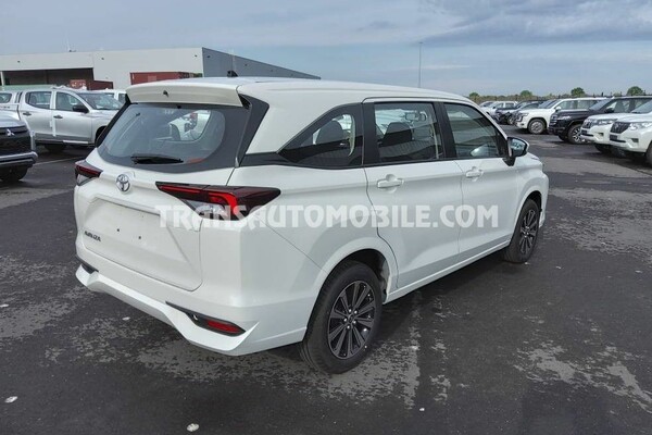 Toyota avanza 1.5l essence automatique blanc