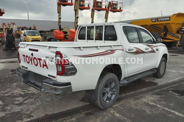 Toyota hilux / revo pick-up double cabin luxe 2.4l turbo diesel automatique white pearl